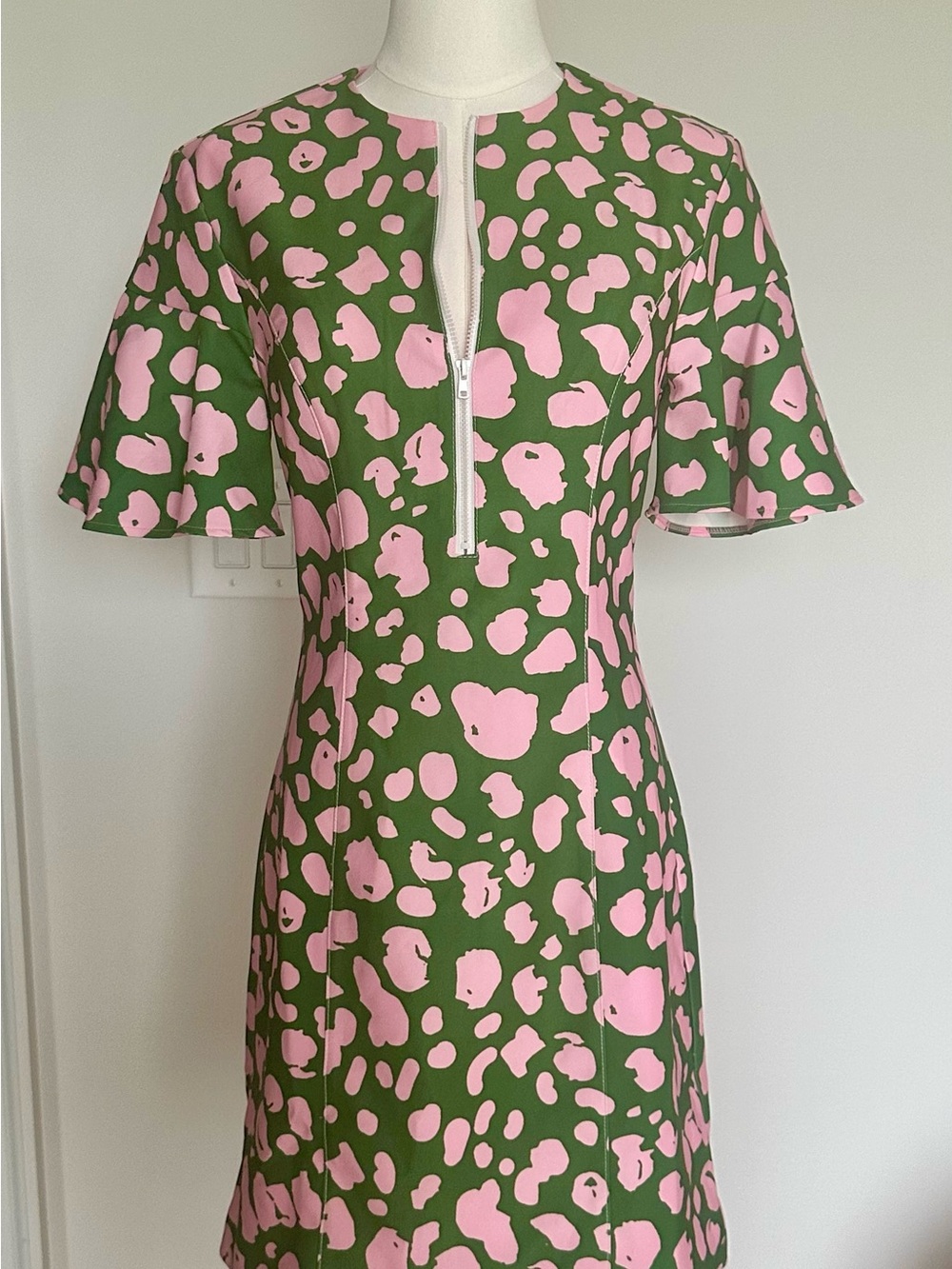Green & Pink Leopard Patterned Short Sleeve Dress with Zipper by Egreis M